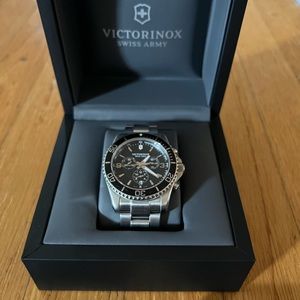 43 mm. Stainless steel. Additional black rubber band.